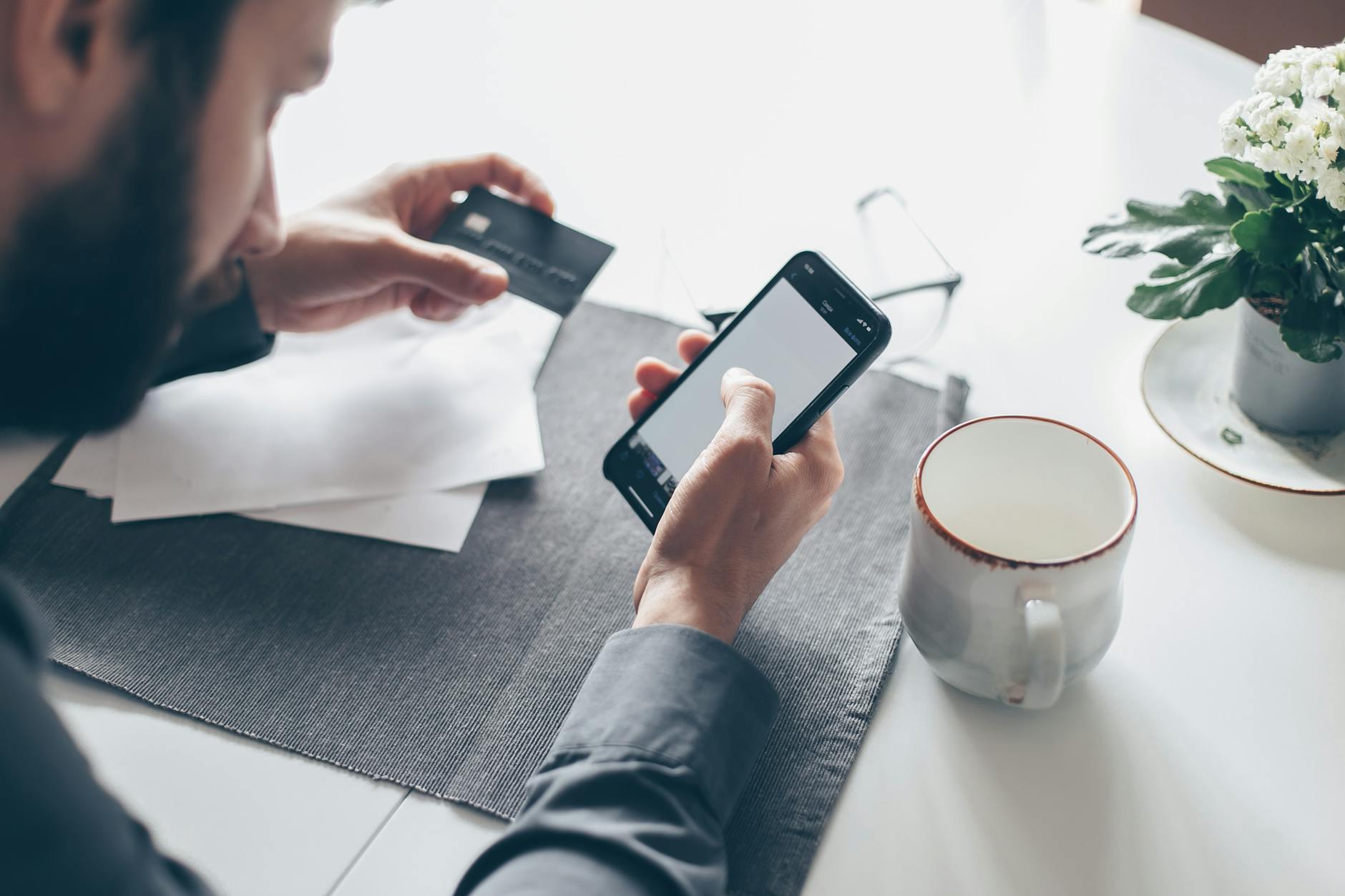 Geschäftskonto Gründer – Smartphone mit Online-Banking App