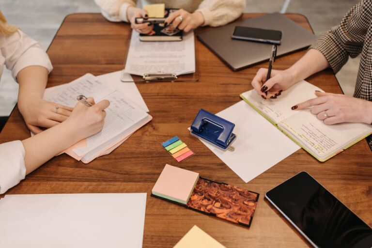 Recap Bedeutung – Team in Meeting mit Notizen und Zusammenfassung
